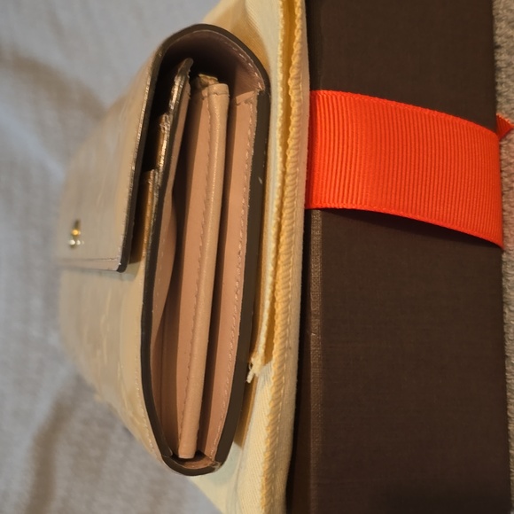 Authentic Louis Vuitton Vernis Sarah Wallet In Tan With Light Pink Interior - Picture 11 of 15